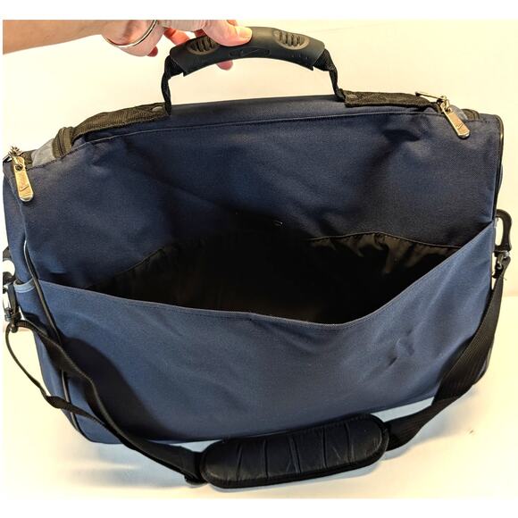 Nike Duffle Bag 20x18 Gym Travel Carry On Weekender Shoulder Strap Hold all Navy - Picture 4 of 16
